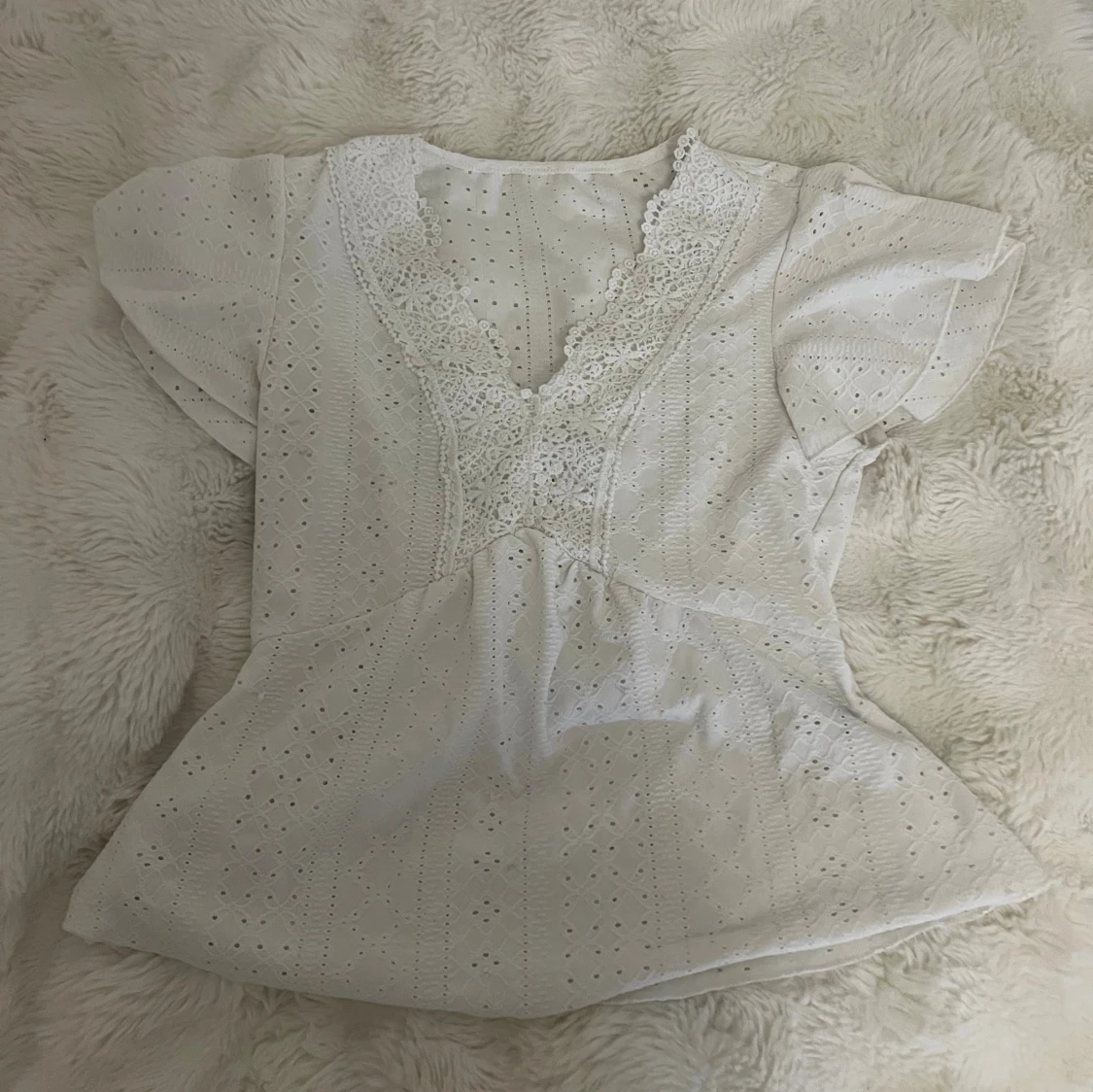 Vit blus med spets och broderi