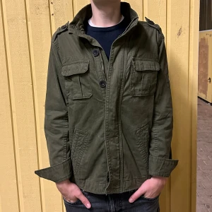 Field jacka/overshirt - HELT NY! Feild jacka i 10/10 skick. Köpt i london för 2100 men aldrig kommit till användning. Hyfsat varm och perfekt till höst/vinter, ej fodrad. Skriv vid minsta fundering, pris går att diskutera! 👑