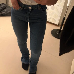 Mörkblåa jeans - Säljer mina mörblåa bootcut jeans då de är alldeles för stora för mig.