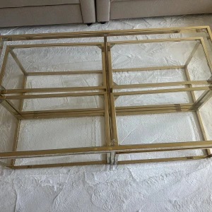 Soffbord med 4 sidobord  - Ett soffbord med 4 sidobord i mässing och glas. Färgen är guld.  Mått Bordet: längd 140cm, bredd 80cm, djup 40cm  Sidobord: längd 68cm, bredd 38cm, djup 35cm. Priset kan diskuteras! Avhämtning gäller!  