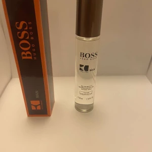 Hugo Boss Orange Man EdT 33 ml - Fräsch och stilren eau de toilette från Hugo Boss. Perfekt storlek på 33  ml att ta med i väskan. Snygg design och passar dig som vill ha en klassisk doft med modern känsla.
