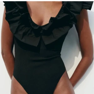 Svart volang body zara  - I jätte bra skick, storlek xs men sitter som en S-Xs!💗