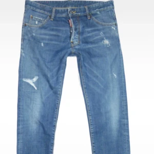 Blå Dsquared2 jeans med slitningar - Snygga blå jeans från Dsquared2 med slitna detaljer och klassisk femficksdesign. Det är storlek 48 (Dsquared storlek) och dem är i bra skick. Priset kan diskuteras.
