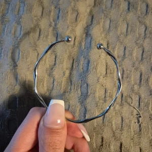 Silver armband  - GRATIS GÅVA MED VARGE ORDER!! Supertrendig stockholmsstil tjejer, armband silver. Vinter ring smycke. Gjord av stål, jag svarar och skickar alltid snabbt!