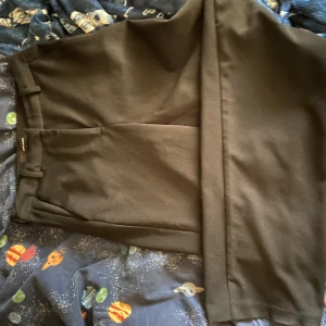 Kostymbyxor  - Asså väldigt dålig bild. Jätte fina på. Som sitter tajtare i låren men lösare nere i smalbenen. Relativt långa (jag e 165). Högmidlade jätte bekväma. Från veromoda för 400 kr