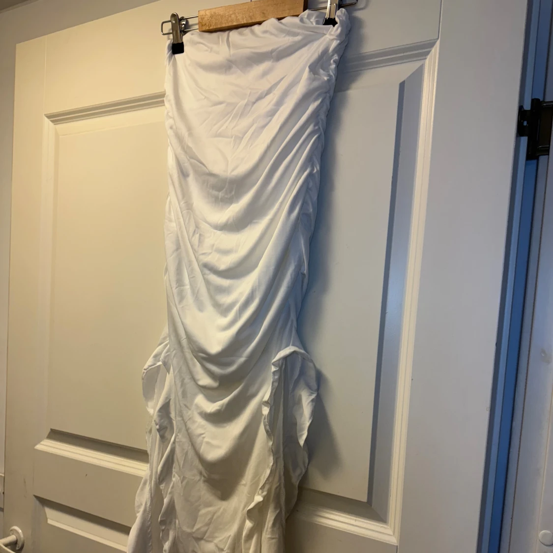 Vit långklänning med volang och slits - 2