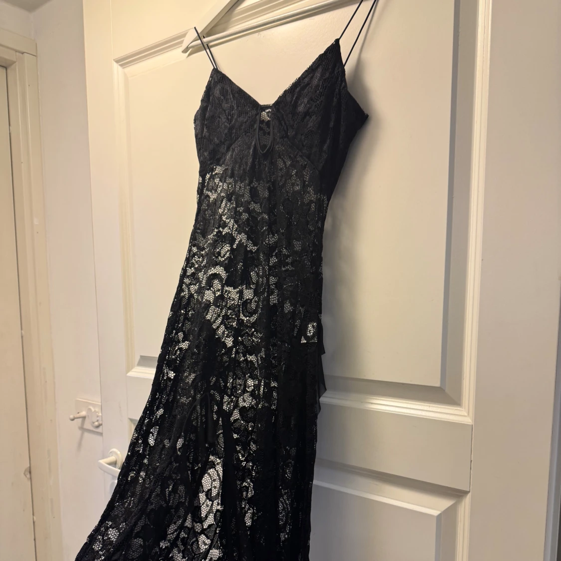 Svart spetsklänning med volanger - 2