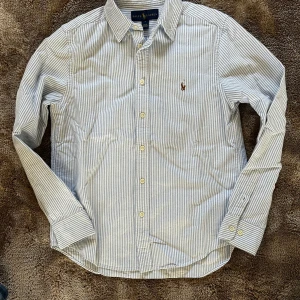 Skjorta från Polo Ralph Lauren - Säljer nu min feta Polo Ralph Laurent skjorta. Den är i barn storlek och passar dig mellan 150-160. Den är i bra skick -7.5/10 Hör av dig om mer bilder eller frågor