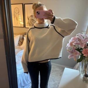 Vit polotröja med svarta detaljer - Jötte snygg och skön tröja med snygga svarta detaljer