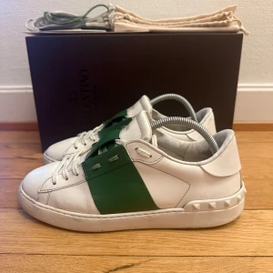 Valentino open sneakers  - Säljer nu dessa fina valentino skor | Bra skick | Storlek 40,5 | Kommer med box,dustbag,valentino kort,extra snören och kvitto
