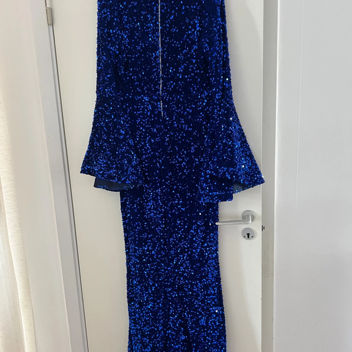 Blå glittrig långklänning med trumpetärm - 3