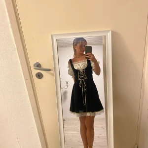 Oktoberfest klänning  - Perfekt skick, använd en gång. Köpt på partaj för 999