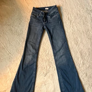 Lågmidjade jeans - Lågmidjade jeans från Nelly i storlek 34, dom är i bra skick förutom att jag trampat up lite längst ner som man ser på sista bilden.❤️