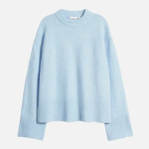 Ljusblå stickad tröja från Kappahl - Stickad tröja från Kappahl. Superskön och mysig. Den har en liten slit längst ner på båda sidorna. Nypris 400kr