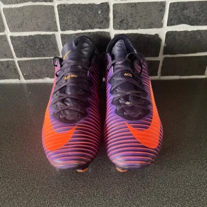 Nike Mercural Vapor 11 - Elite✅ SG✅ Vapor✅ Nytt✅En lite spricka som man ser på Bild 5, dustbag bedföljer!! Skriv vid frågor och funderingar!