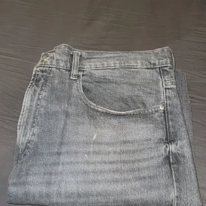 Vailent baggy jeans - Gråa jeans från Carlings. Passform är baggy/loose. Riktigt sköna och har fått lite användning så de är i bra skick.