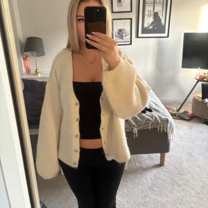 Topp - Säljer denna fina basic topp ifrån Gina i storlek xs som knappt är använd.