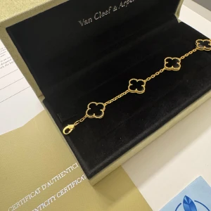 Van Cleef • Armband - Lägg till Box & Certifikat  300:- (Seperat Annons)  • Kvalitet: Samma kvalité som butik  • Material: Äkta metall (Rostar ej) • Serienummer: Ja (unik märkning) • High-end Detaljer Som Orginal  Beställ Innan 20:00 så postas det samma kväll eller tidigare på dagen. 1-2 dagars frakt. Följ oss gärna på Insta @markes.damsmycken