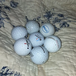 Begagnade golfbollar, blandade märken - Ett större parti begagnade golfbollar av olika märken som Wilson, Kirkland, Top Flite, Bridgestone m.fl. Bollarna är i varierande skick med vissa tecken på användning och smuts, men alla är spelbara. Perfekt för träning eller nybörjare.