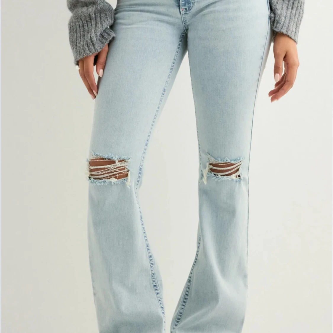 Ljusblå jeans med slitningar från Nelly - 1