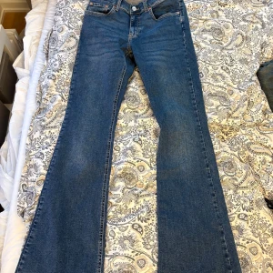 Blå bootcut jeans från Gina Tricot - bootcut jeans från gina tricot i storlek 36, säljer pga för korta! jeansen är low/midwaist!