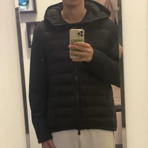 People Of Shibuya  - Säljer denna People Of Shibuya  vinterjacka som jag köpte förra vintern, den är helt som ny. Köpt för 3000kr och säljs för 799 Om ni är intresserade är det bara att höra av sig 