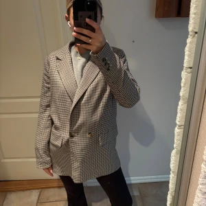 Beige balzer  - Kavaj/blazer i beige brunt. Använd få gånger så mycket fint skick🤎🤎lite oversized 