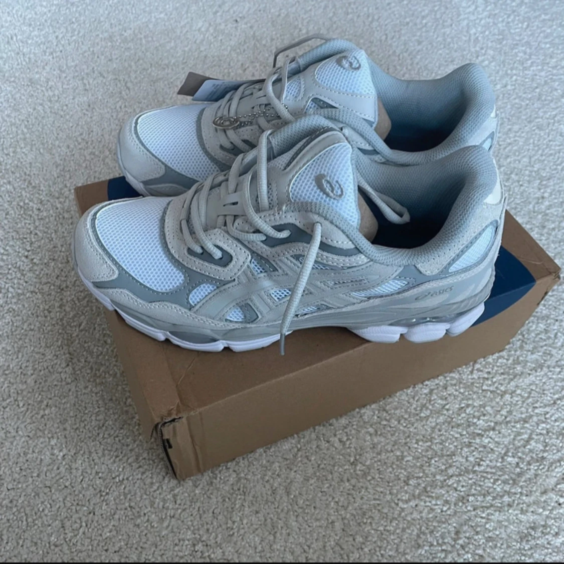 Vita och grå Asics sneakers - 2