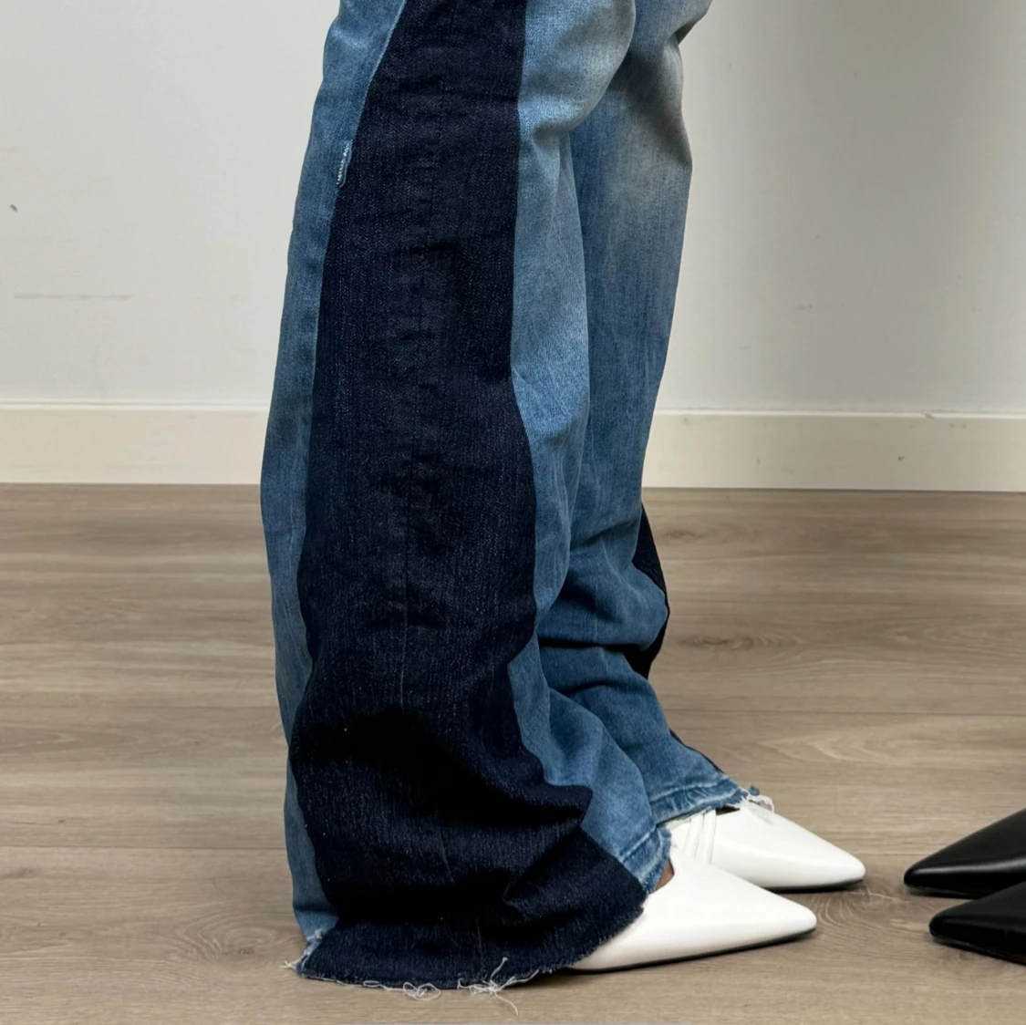 Blåa jeans med mörk slits  - 2