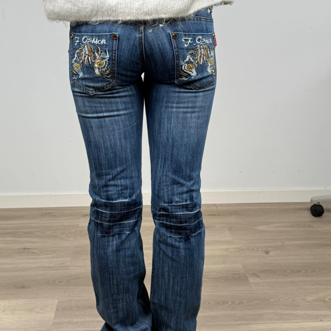 Blå jeans med broderade bakfickor - 1