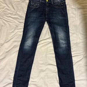 Replay jeans i mörkblå denim - Säljer ett par mörkblåa anbass slimfit replay jeans som är i ett mycket bra skick i storleken W29 L30. Skriv för mer bilder, kan tänka att sänka pris vid snabb affär