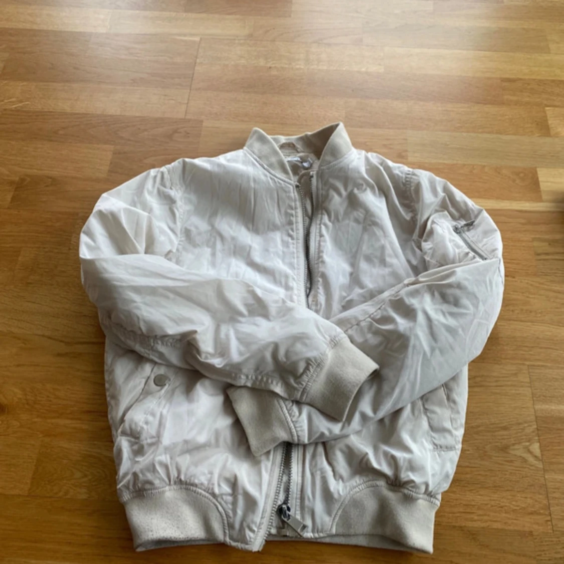 Beige bomberjacka