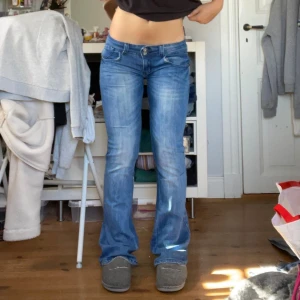 Lågmidjade bootcut jeans - Säljer dessa blåa jeans som är bootcut. De var lågmidjade innan men jag sydde om de lite så att de blev ungefär 2 cm mer lågmidjade. Jeansen är stretchiga och jag har använt de flera gånger utan att de som jag har sytt har gått upp. Midjemått 37 cm och innerbenslängden 72 cm. Kontakta mig privat vid frågor eller liknande, säljer även fler snygga jeans i min profil 💕💕