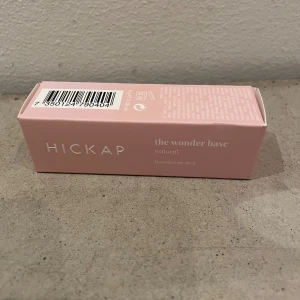 Hickap foundation stick natural - Foundation stick från Hickap i nyansen 'natural', smidig att applicera och perfekt att ha med i väskan. Kommer i en ljusbeige, stilren hylsa med twist-up funktion. Ger en naturlig finish och passar dig som vill ha en enkel basrutin.