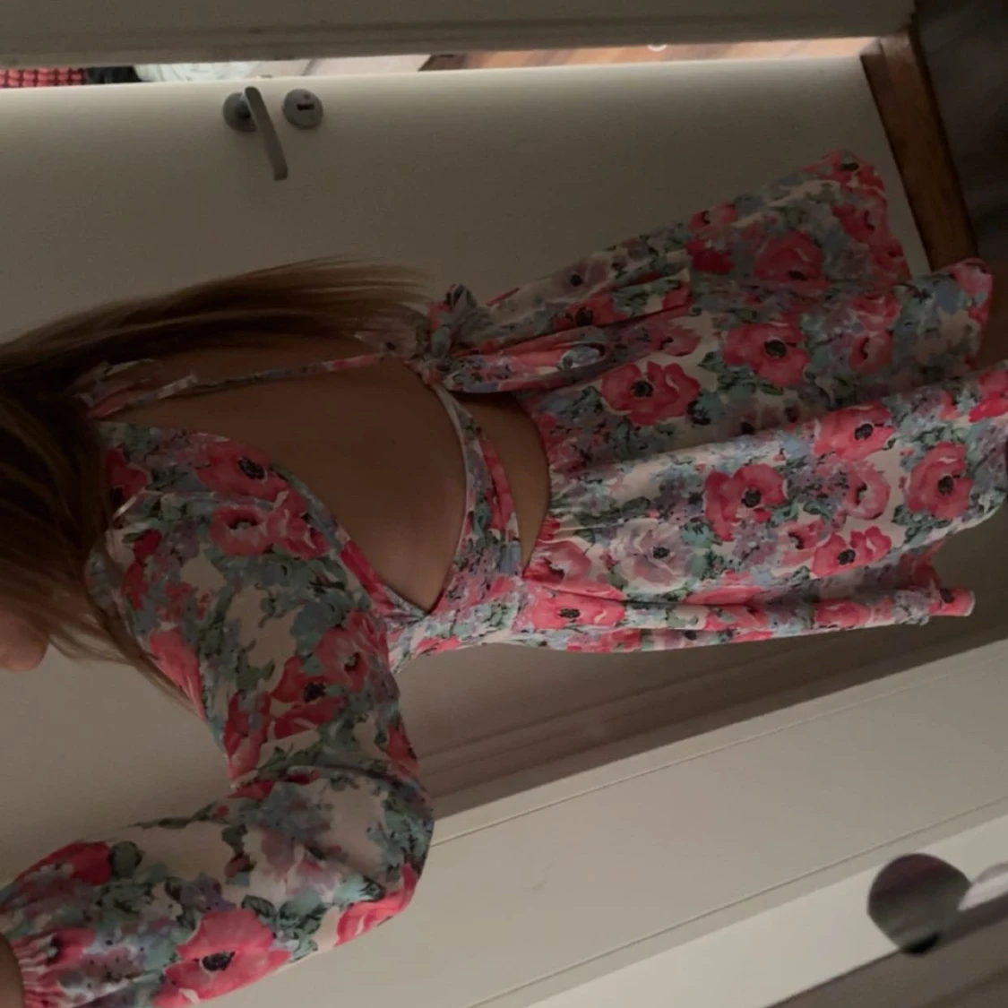 Blommig kortklänning med öppen rygg - 1