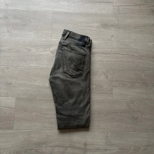 Replay Anbass Jeans - Riktigt snygga Replay Anbass Jeans i toppskick. Storleken är W29 L32. Midja 39cm, Längd 102-104cm. Tveka inte ställa frågor vid intresse🙌