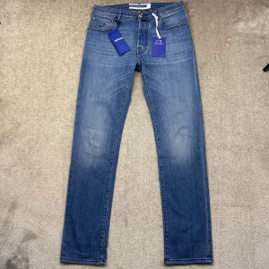 Jacob Cohen jeans blå - Jacob Cohen jeans blå | Skick: 9/10 | Storlek: 32 | Pris: 1399 kr | Tillbehör: Tags, tråd | Fler frågor? Hör av dig isåfall!