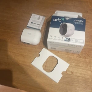 Arlo Kamera  - Arlo kamera, se bilder för info och vad som ingår. 