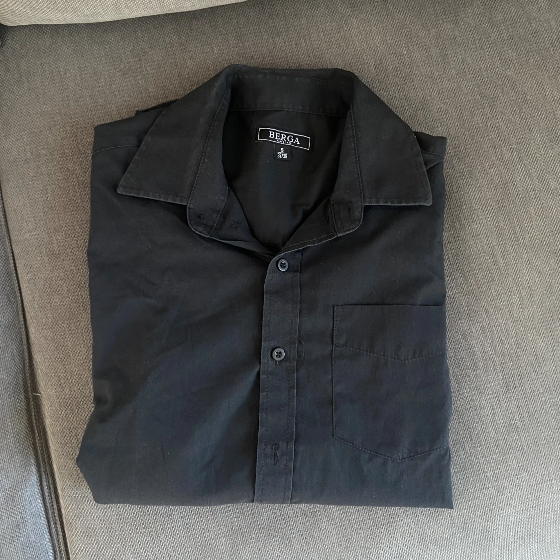 Svart Berga skjorta