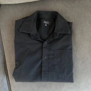 Svart Berga skjorta - En svart skjorta från Berga i storlek S. Mycket bra skick. Väldigt snygg och elegant. 💯Kontakta för frågor och pris!📲