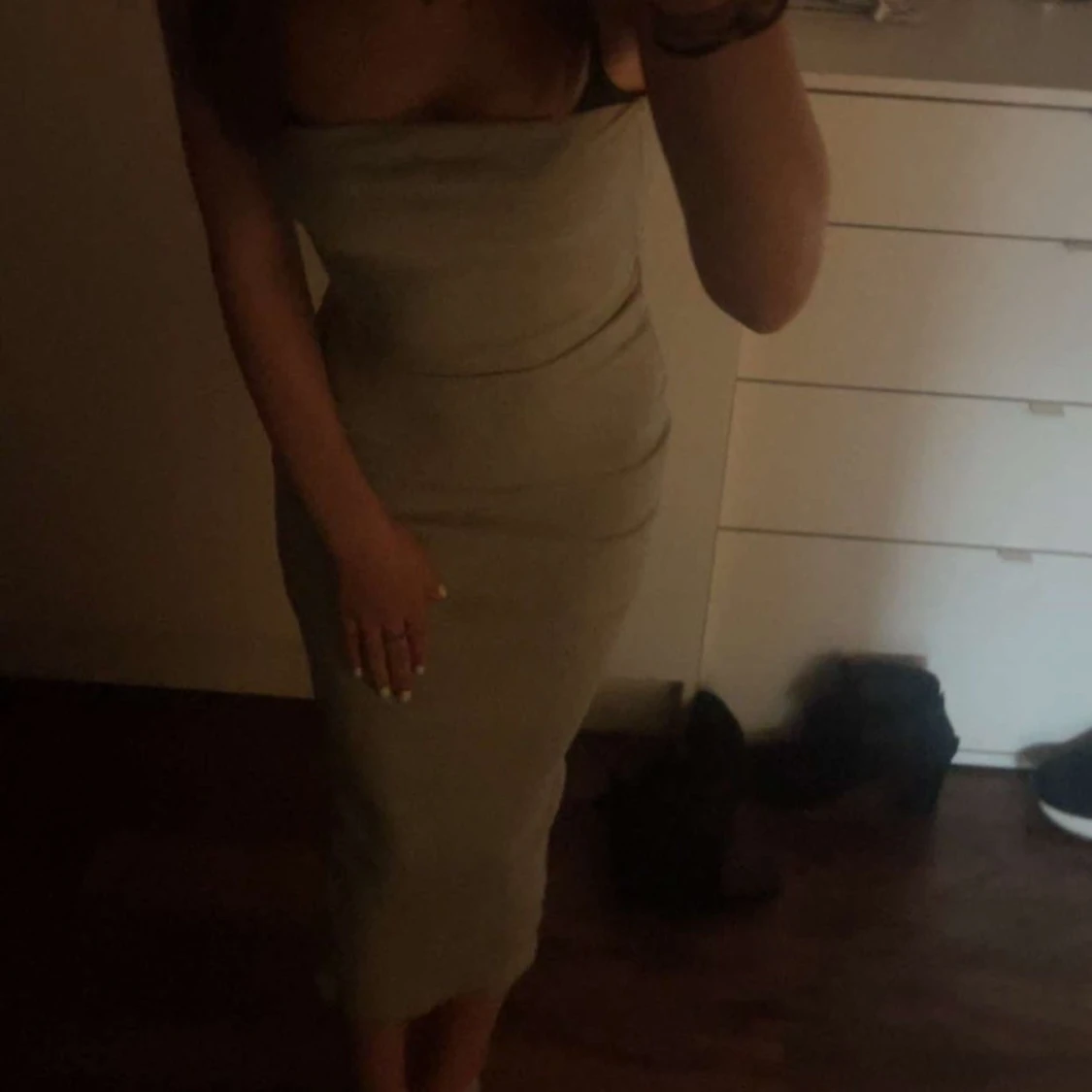 Grå axelbandslös långklänning