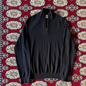 Bruun & Stengade marinblå stickad half zip-tröja - Mainblå stickad tröja med half zip och hög krage. Perfekt för lager-på-lager och funkar året runt när du vill ha en clean och stilren look.