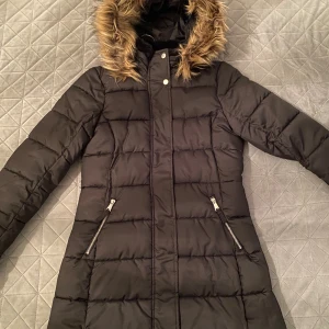 Svart lång pufferjacka från H&M - Dm vid intresse!.