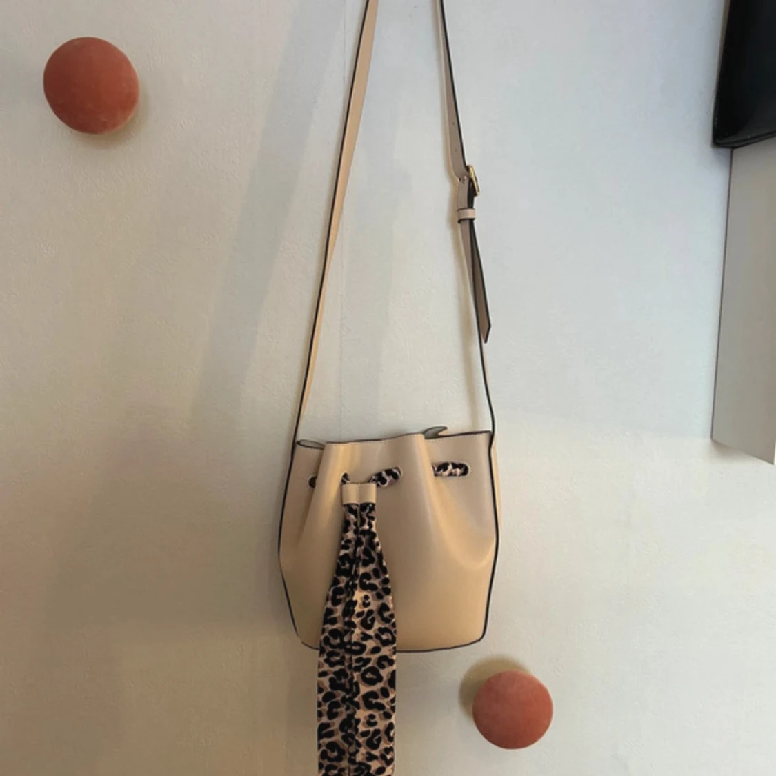 Beige axelväska med leoparddetalj - 2