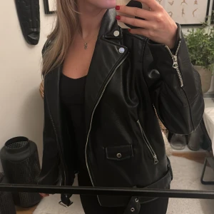 Svart skinnjacka med dragkedjor - Svart oversized skinnjacka (konstskinn) från H&M, i jättefint skick! 🩷