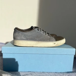 Lanvin skor - Snygga sneakers från Lanvin i färgen ”babyblue”.med . Klassisk låg modell med snörning och rund tå. Skorna kommer med originalkartong och dustbag. Perfekta för dig som gillar stilrena och exklusiva sneakers!🙌 