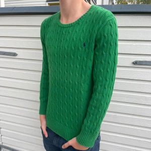 Kabelstickad Ralph lauren tröja - Tja säljer nu en riktigt fet kabelstickad Ralph lauren tröja. Skick 9/10 absolut toppskick utan synliga defekter. Nypris ligger på 1600kr men säljs nu för 275kr. Hör av er vid minsta lilla fundering.