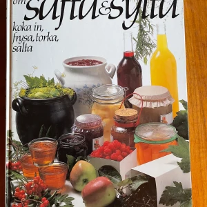 Om safta & sylta: koka in, frysa, torka, salta - Upptäck hur du enkelt kan göra egen saft, sylt och konserver hemma! Boken visar inspirerande bilder på frukt, bär och burkar fyllda med godsaker. Perfekt för dig som vill testa att koka, frysa, torka eller salta dina favoriter.