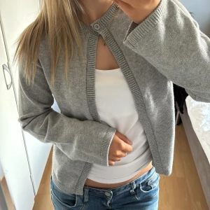 gullig grå stickad kofta - inte använt alls!! Men ingen pris lapp skulle säga xs/s i strl ❣️❣️
