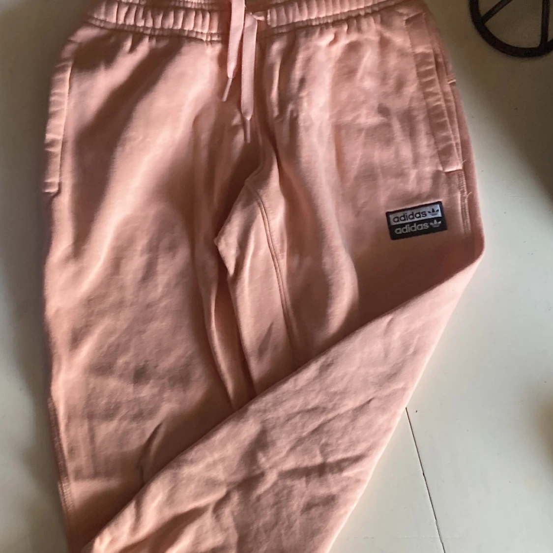 Adidas tracksuit i ljusrosa med vita och svarta detaljer - 1